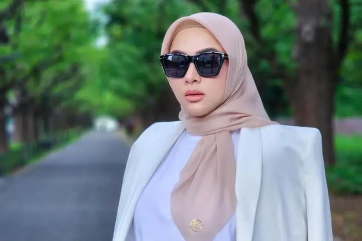 Syahrini Diduga Hamil...