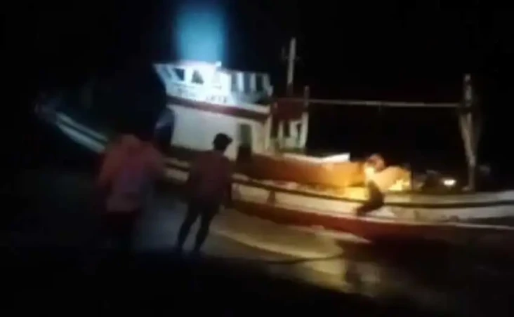 2 Nelayan Lebak yang...