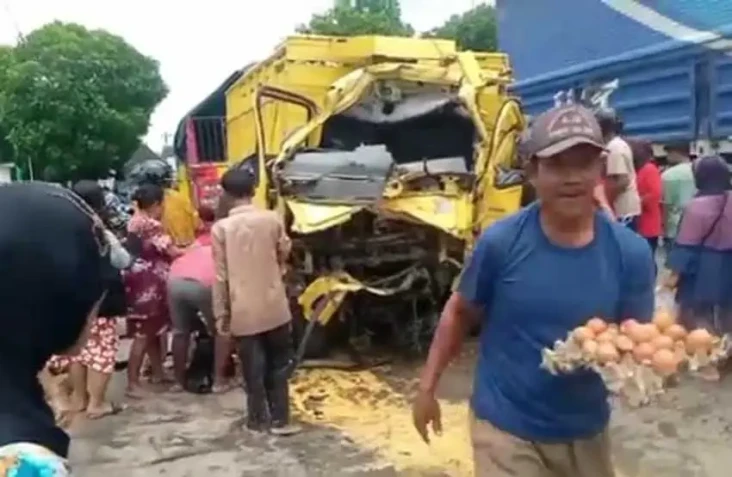 Truk Muatan Telur Tabrakan...