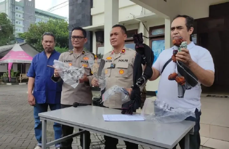 Ngeri, Sarung Diisi...