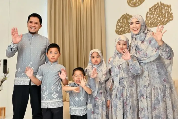 Oki Setiana Dewi dan...