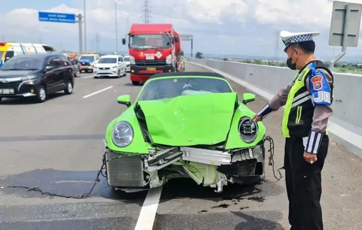 Porsche Seruduk Grand...