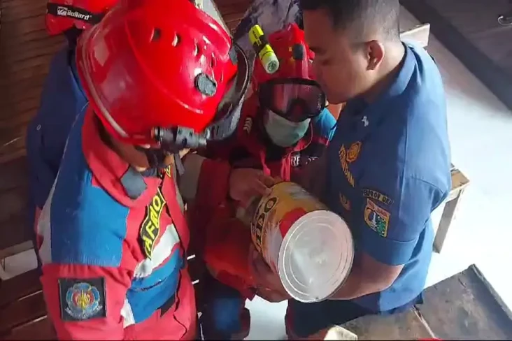 Kepala Bayi Terjebak...