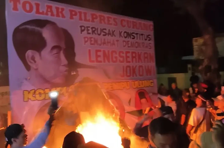 Demo di Depan Kantor...