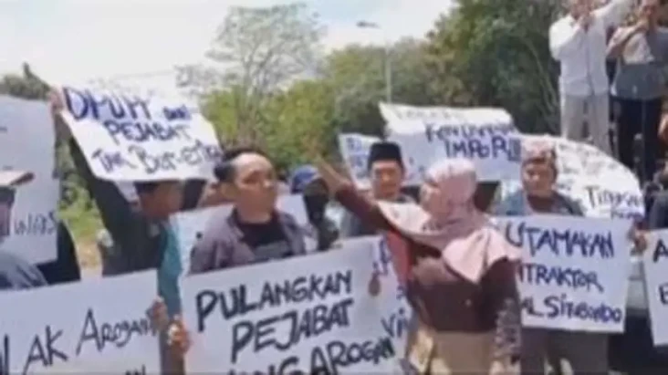 Ratusan Orang Demo Kantor...