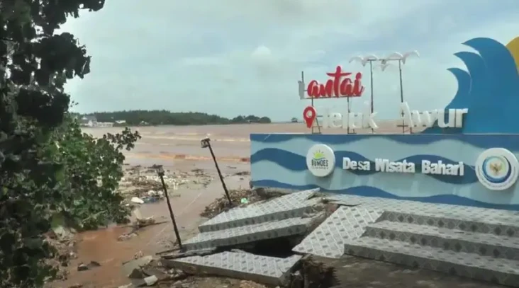 Banjir Hancurkan Fasilitas...