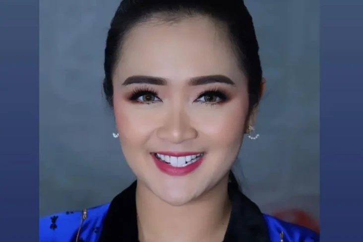 Vega Darwanti Berduka...