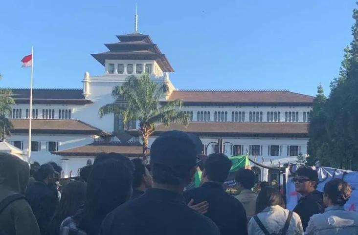 Demo di Gedung Sate,...