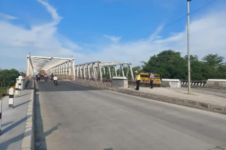 Jembatan Comal di Jalur...