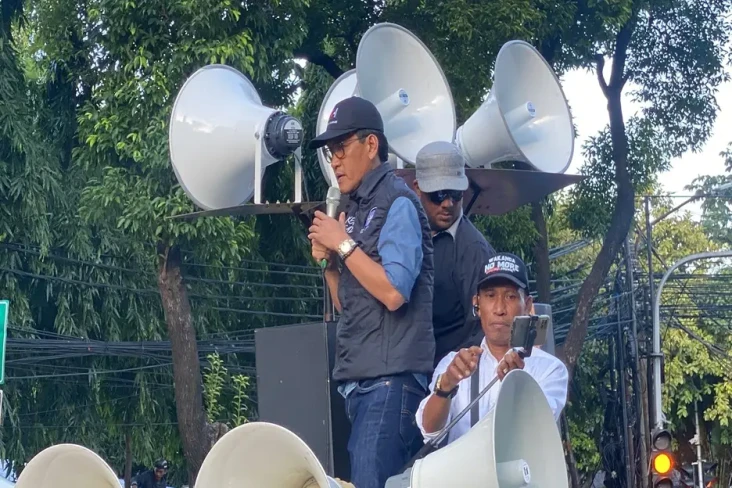 Unjuk Rasa di KPU, Refly...