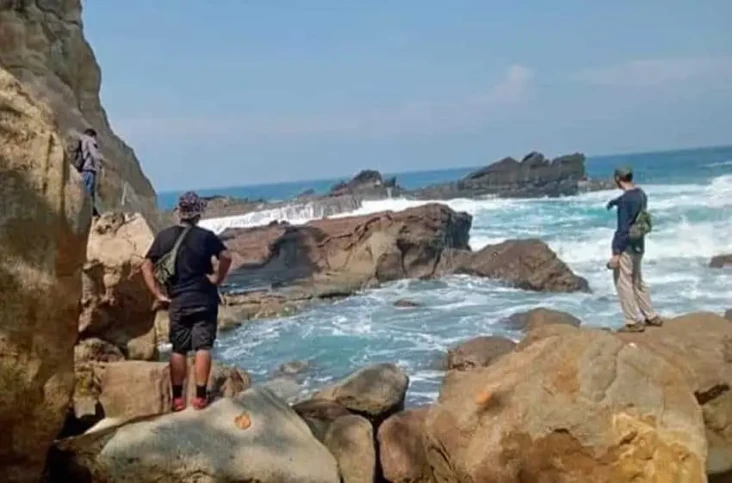 Asyik Mancing di Pantai...