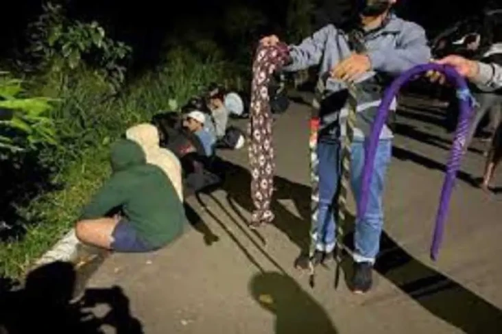 Perang Sarung Pakai...