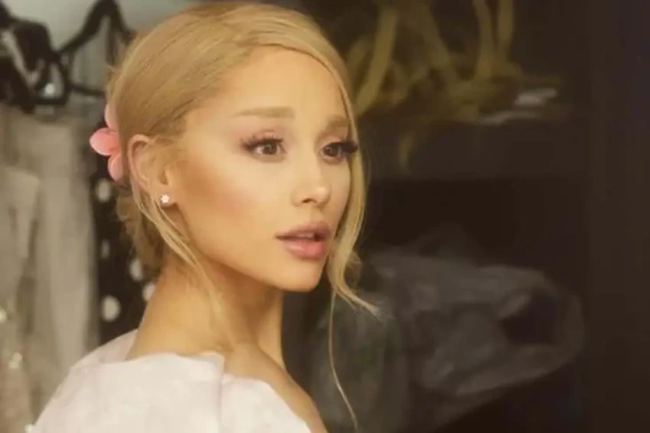 Resmi Bercerai, Ariana...