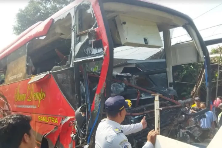 Bus Sinar Dempo Tabrak...