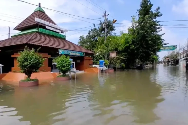 Sungai Jajar Meluap,...