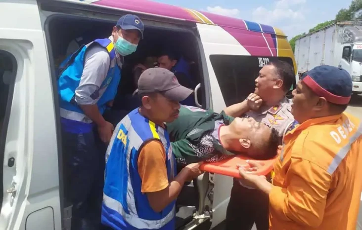 Tiga Mobil Tabrakan...