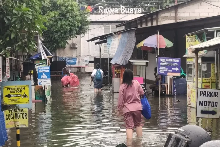 Banjir, Penumpang KRL...