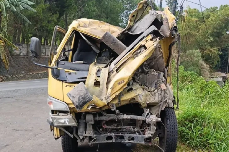 Truk Tabrak Jembatan,...