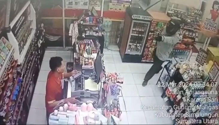 Perampok Bercelurit...
