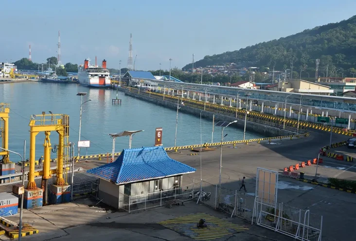 Pelabuhan Merak Tak...
