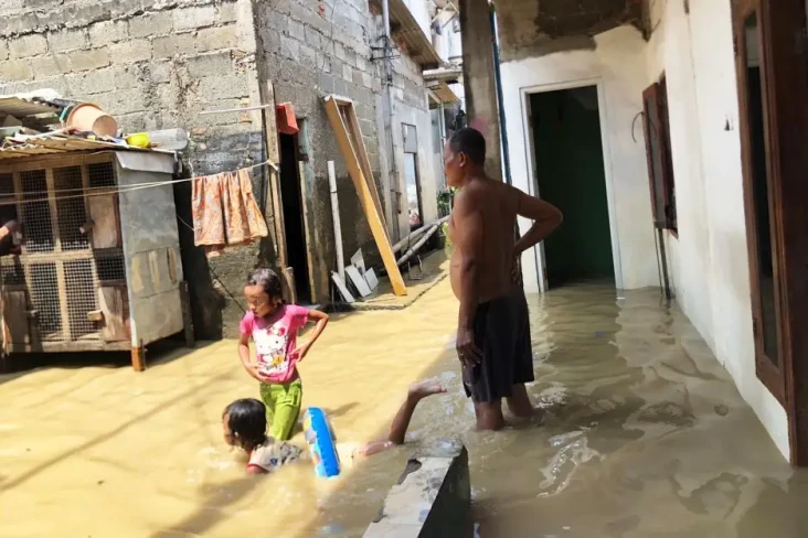 Cuaca Panas, Banjir...
