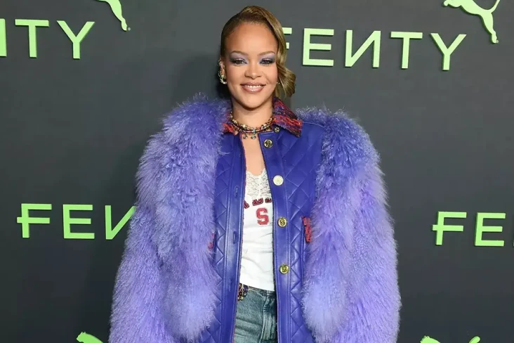 Rihanna Diduga Hamil...