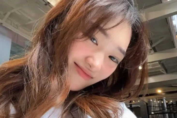 Profil Livy Renata,...