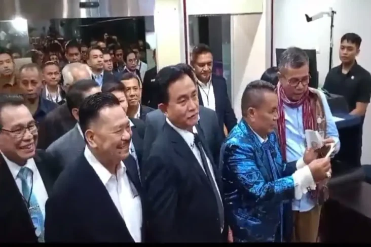 Tiba di MK, Tim Pembela...