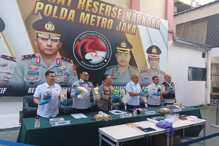 Selundupkan Kokain Cair,...