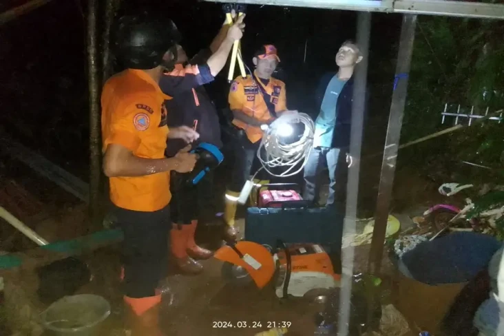 1 Orang Tertimbun Longsor...