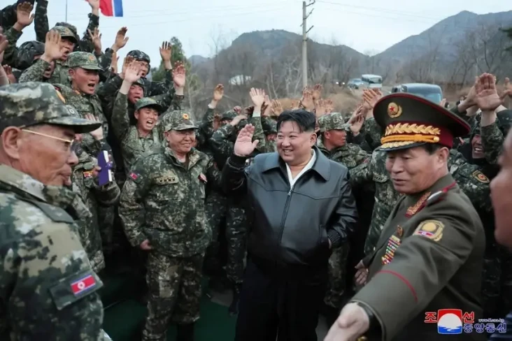 Kim Jong-un Inspeksi...