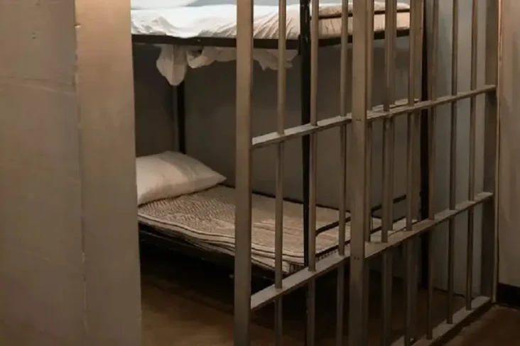 Ditempatkan di Sel Wanita,...