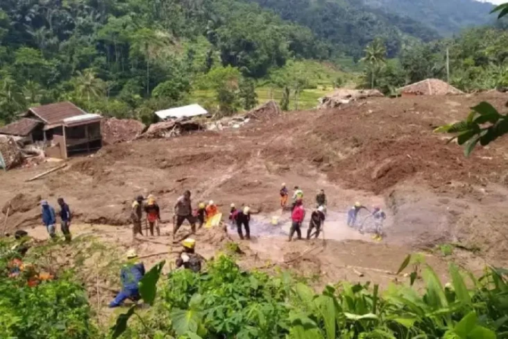 Banjir dan Longsor Landa...