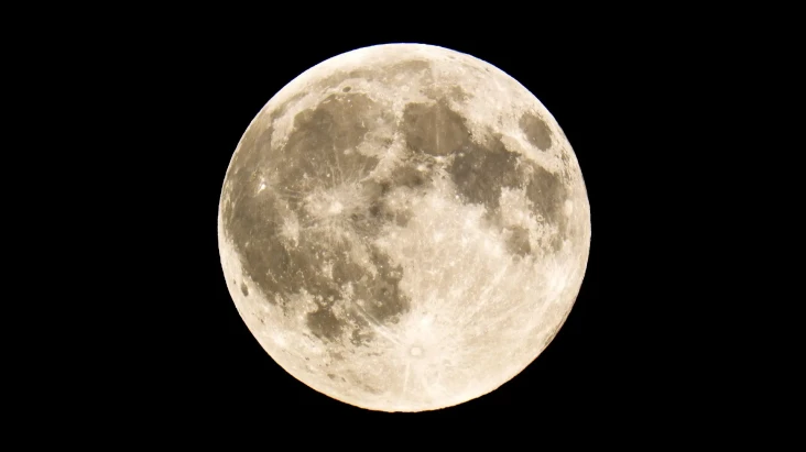 Bulan Purnama Hiasi...