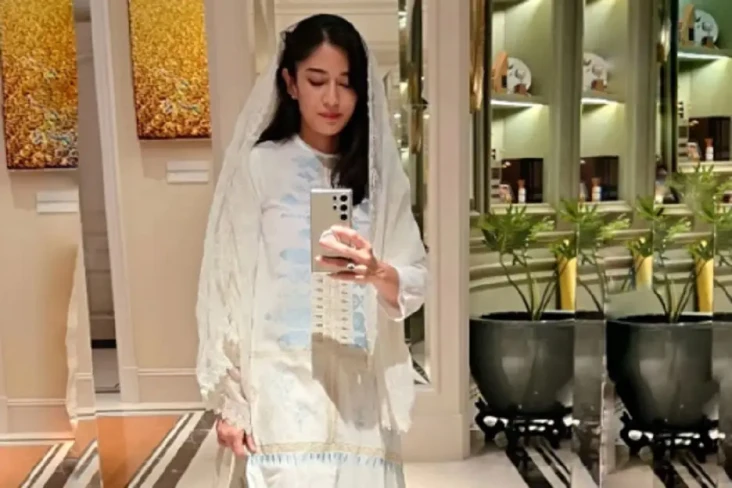 Dian Sastro Kenakan...