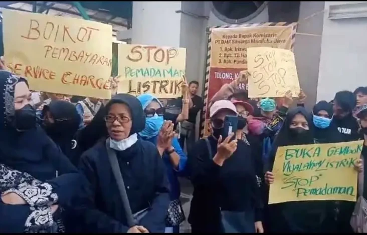 Puluhan Pedagang Pasar...