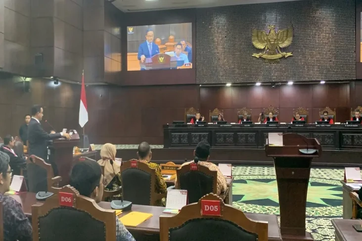 Di Hadapan Hakim MK,...