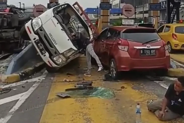 Tabrakan Beruntun di...