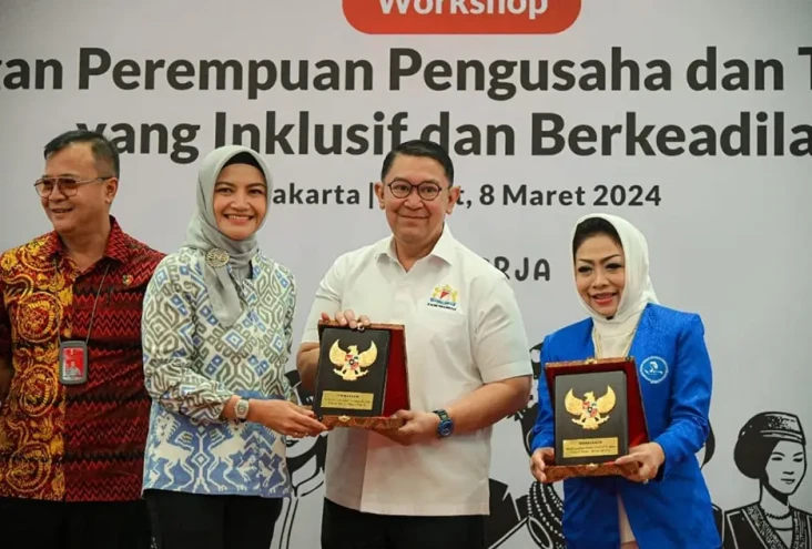 Melihat Perempuan dalam...