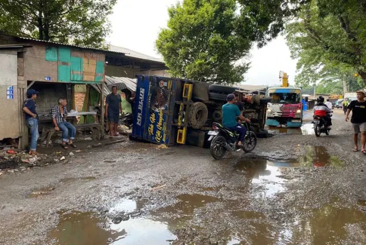Melintas Jalan Berlubang,...