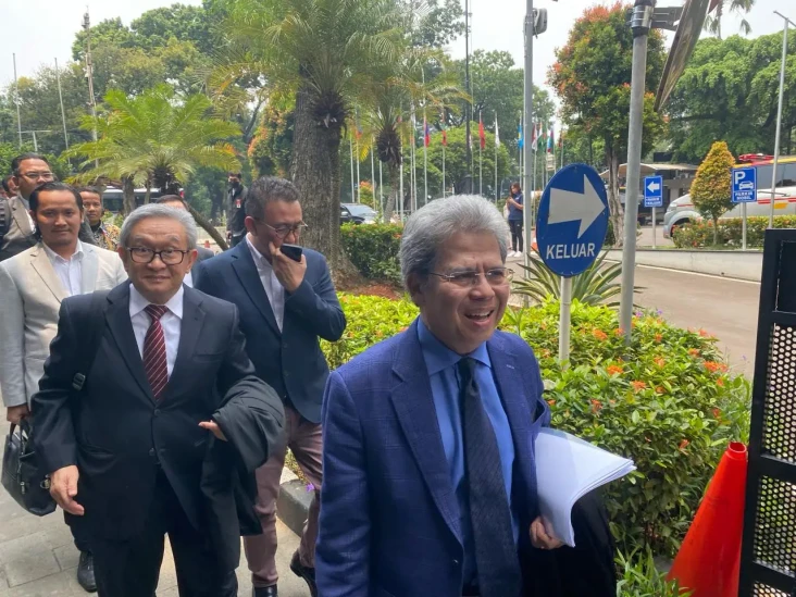Tiba di Gedung MK, Tim...