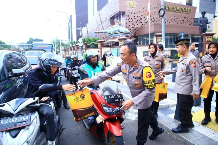 4 Jenderal Polri Bagi-bagi...