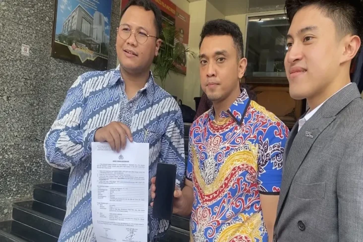 Polisi Kembalikan HP...