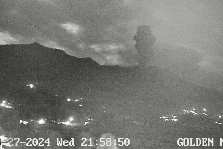 Gunung Marapi Erupsi...