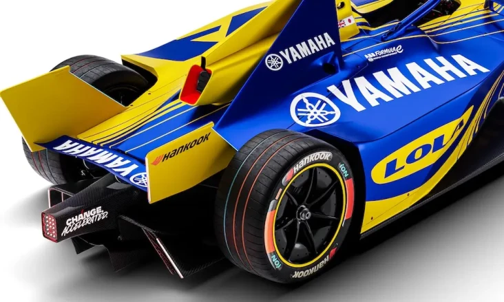 Yamaha Siapkan Mobil...