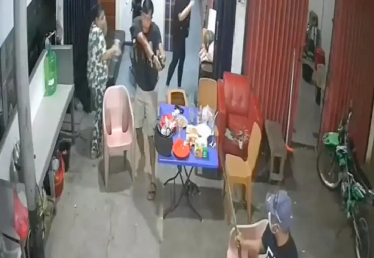 Mantan Napi Acungkan...