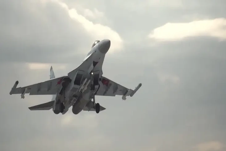 Jet Tempur Su-35 Rusia...