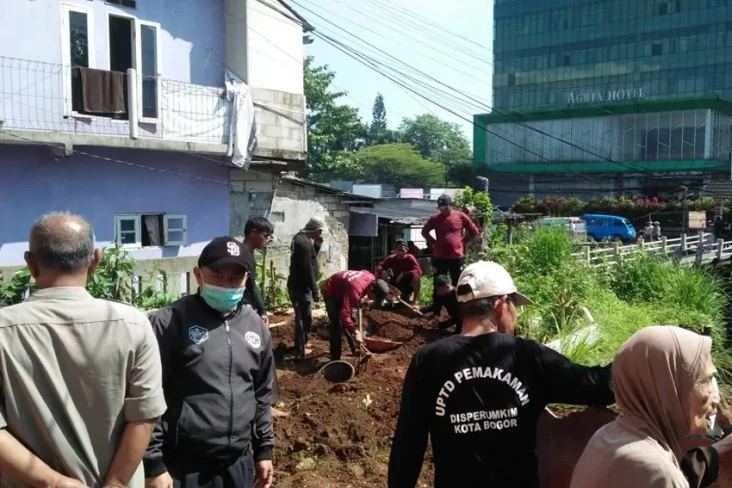 17 Makam di Lokasi Longsor...