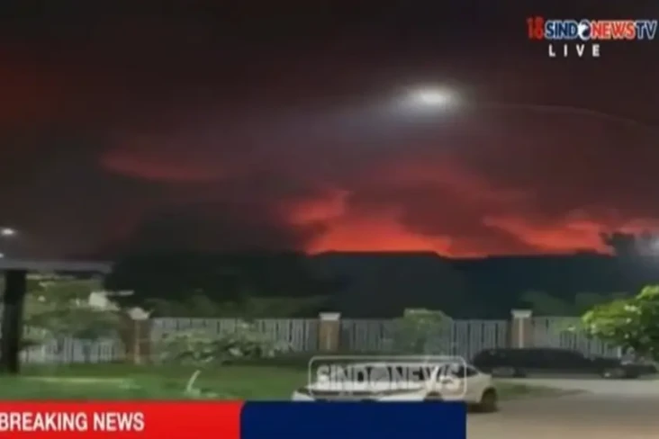 Api Masih Melahap Gudang...