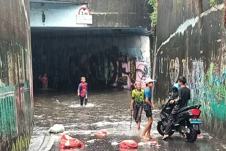 Diguyur Hujan Deras...